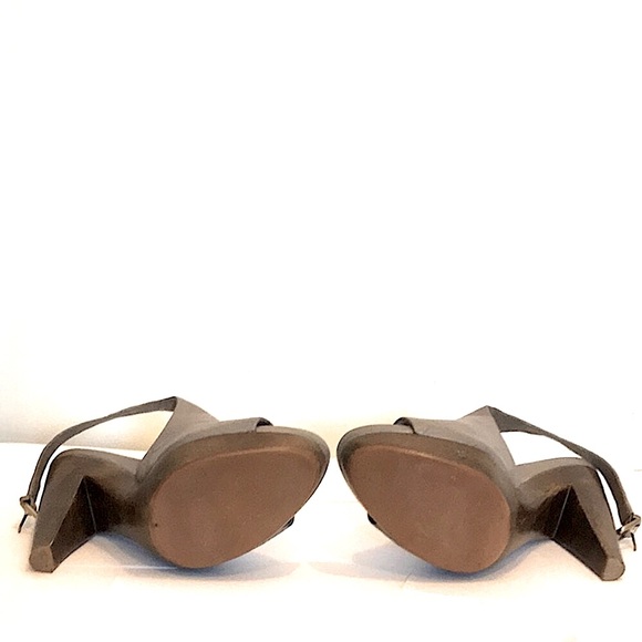 Kenneth Cole grey leather wood heels. - Picture 4 of 6